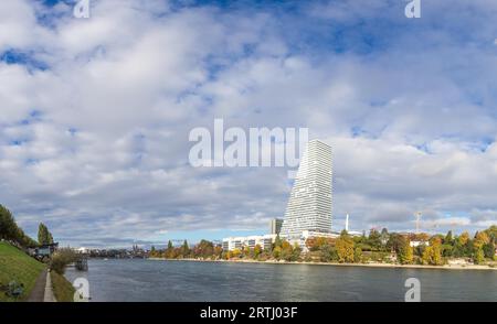 Basel, Schweiz, 20. Oktober 2016: Panoramablick auf den Rhein mit dem Roche-Turm Stockfoto