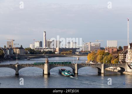 Basel, Schweiz, 24. Oktober 2016: Containerschiff auf dem Rhein unter der Mittleren Brücke in der Innenstadt Stockfoto