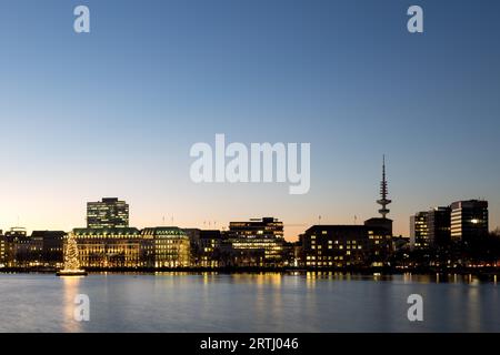 Hamburg, 2. Dezember 2016: Blick über die Binnenalster in der Innenstadt mit Skyline Stockfoto