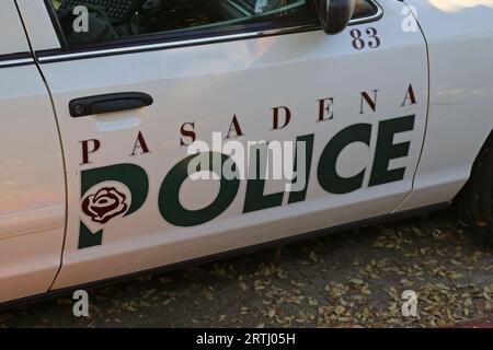 Pasadena, Kalifornien, USA - 24. November 2019: Ein Polizeiwagen von Pasadena mit eingearbeiteter Rose wird auf einer Straße in der Stadt geparkt Stockfoto