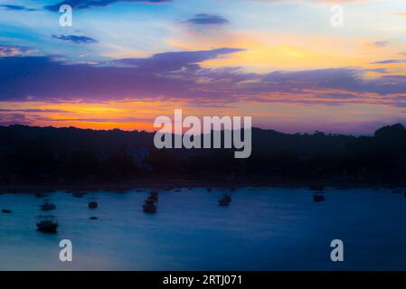 Blick auf das Dorf Itacare in Bahia bei Sonnenuntergang Stockfoto