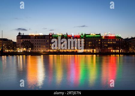 Kopenhagen, Dänemark, 09. April 2016: Reklametafeln mit Neonlicht auf Gebäuden in der Nacht Stockfoto