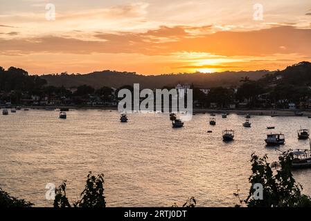 Blick auf das Dorf Itacare in Bahia bei Sonnenuntergang Stockfoto