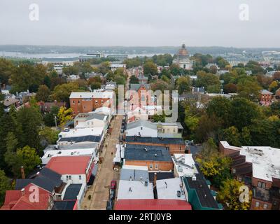 Luftaufnahme von Herbstlaub und Maryland Avenue mit der Naval Academy Chapel im Hintergrund in Annapolis, Maryland Stockfoto