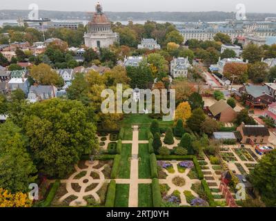 Luftaufnahme des William Paca Garden mit der Naval Academy Chapel im Hintergrund in Annapolis, Maryland Stockfoto