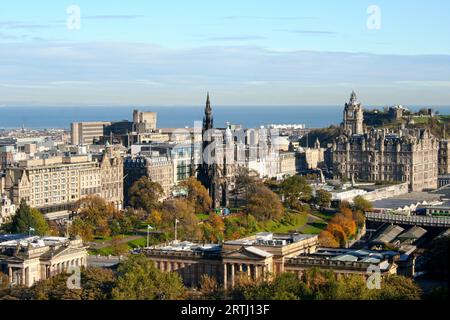 Edinburgh, Schottland - 2. November 2006: Blick auf die National Gallery of Scotland, die Royal Scottish Academy, die Balmoral, das ScotlandsPeople Centre Stockfoto