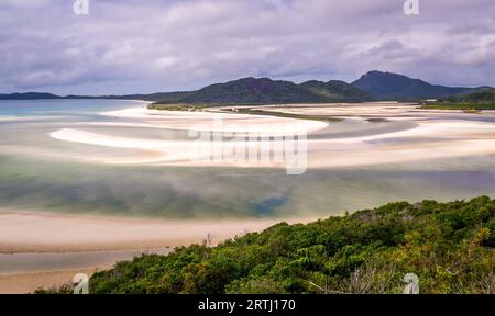 Blick vom Hill Inlet Lookout am Whitehaven Beach auf Whitsunday Island in der Nähe von Airlie Beach, Australien bei Ebbe. Die schöne grüne Farbe ist sehr selten Stockfoto