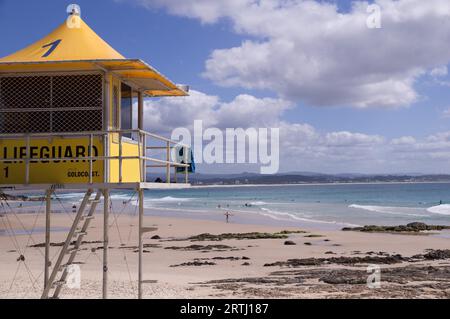 Der gelbe Rettungsschwimmturm mit Blick auf den Strand mit blauem Himmel in Snapper Rocks, Gold Coast, Queensland, Australien Stockfoto
