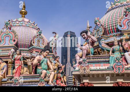 Hindu-Tempel in Singapur mit Wolkenkratzer im Hintergrund veranschaulicht die Balance zwischen religiöser Tradition und modernem Leben Stockfoto