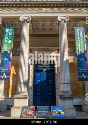 Bunte Banner am Eingang zum Ashmolean Museum, Oxford, Oxfordshire, England, Großbritannien, GB. Stockfoto