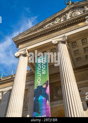 Bunte Banner am Eingang zum Ashmolean Museum, Oxford, Oxfordshire, England, Großbritannien, GB. Stockfoto