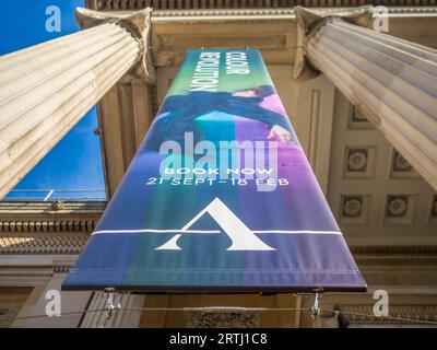 Bunte Banner am Eingang zum Ashmolean Museum, Oxford, Oxfordshire, England, Großbritannien, GB. Stockfoto