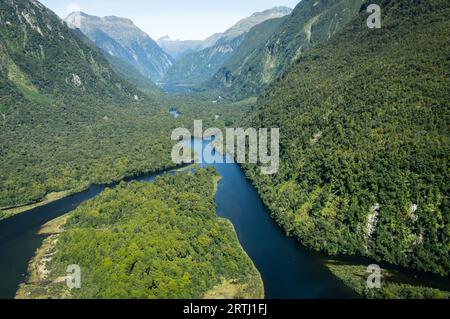 Luftaufnahme der Flüsse am Milford Sound, Neuseeland Stockfoto