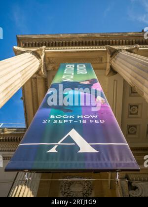 Bunte Banner am Eingang zum Ashmolean Museum, Oxford, Oxfordshire, England, Großbritannien, GB. Stockfoto