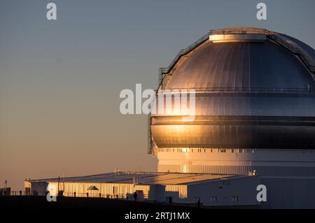 Teleskop auf Mauna Kea, Big Island, Hawaii bei Sonnenuntergang Stockfoto