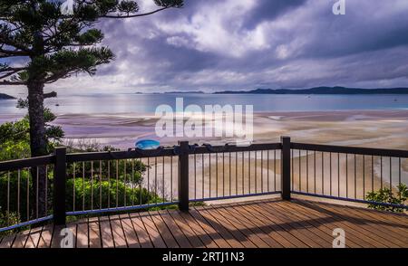 Hill Inlet Lookout mit Blick auf Whitehaven Beach auf Whitsunday Island in der Nähe von Airlie Beach, Australien. Der Aussichtspunkt ist eine beliebte Touristenattraktion Stockfoto