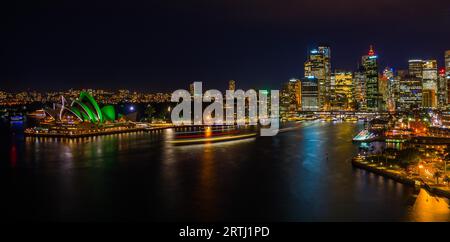 Sydney, Australiens größte Stadt bei Nacht von der Hafenbrücke Stockfoto