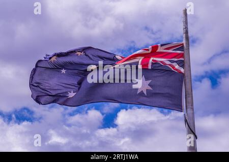 Australische Flagge mit blauem Himmelshintergrund im Wind flattern Stockfoto