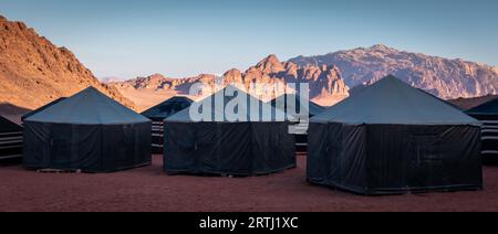 Das einzigartige Erlebnis, diese wunderschöne Wüste zu besuchen, macht Wadi Rum zu einem lohnenswerten Halt bei einem Besuch in Jordanien. Dutzende von Beduin-Lagern sind darauf ausgerichtet Stockfoto