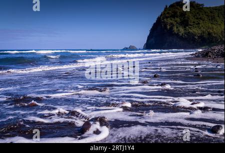 Black Sand Pebble Beach im Pololu Valley, Hawaii: Big Island hat viele schöne Strände mit einer beeindruckenden Landschaft, die von Vulkanen geformt ist Stockfoto