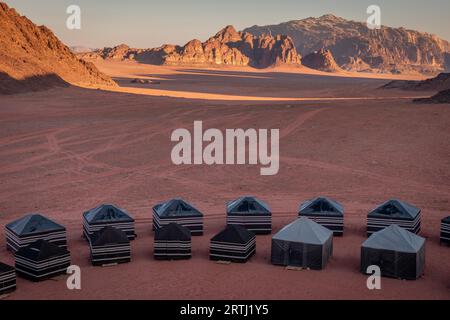 Das einzigartige Erlebnis des Besuchs der Wüste macht Wadi Rum zu einem lohnenswerten Halt bei einem Besuch in Jordanien. Dutzende von Beduin-Lagern bieten Touristen beduin Stockfoto