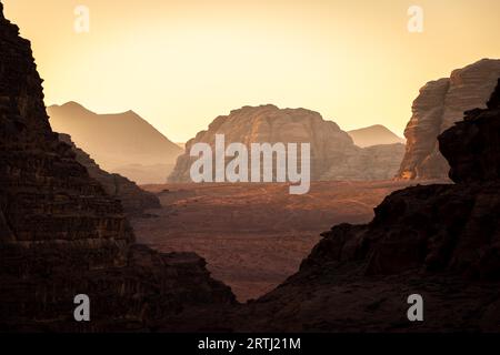 Das einzigartige Erlebnis, diese wunderschöne Wüste zu besuchen, macht Wadi Rum zu einem lohnenswerten Halt bei einem Besuch in Jordanien. Den Sonnenaufgang dabei zu erleben Stockfoto