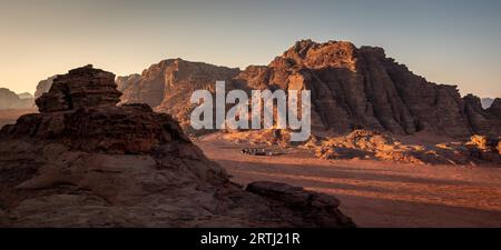 Das einzigartige Erlebnis, diese wunderschöne Wüste zu besuchen, macht Wadi Rum zu einem lohnenswerten Halt bei einem Besuch in Jordanien. Dutzende von Beduin-Lagern bieten Touristen an Stockfoto