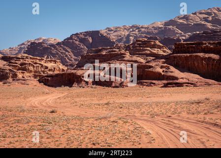 Viele Leute besuchen Wadi Rum, die schönste Wüste Jordaniens, wenn nicht den ganzen Nahen Osten, nur auf einer Jeep-Tour, aber es gibt einige schöne Stockfoto