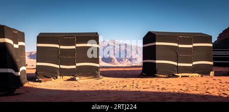 Das einzigartige Erlebnis, diese wunderschöne Wüste zu besuchen, macht Wadi Rum zu einem lohnenswerten Halt bei einem Besuch in Jordanien. Dutzende von Beduin-Lagern sind darauf ausgerichtet Stockfoto