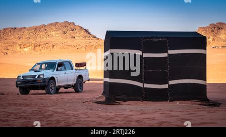 Das einzigartige Erlebnis, diese wunderschöne Wüste mit Geländefahrzeugen zu besuchen, macht Wadi Rum zu einem lohnenswerten Halt bei einem Besuch in Jordanien. Dutzende von Beduin Stockfoto