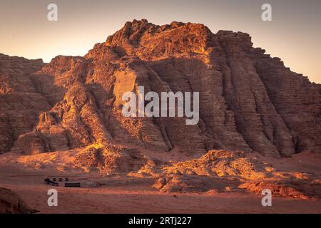 Das einzigartige Erlebnis des Besuchs der Wüste macht Wadi Rum zu einem lohnenswerten Halt bei einem Besuch in Jordanien. Dutzende von Beduin-Lagern bieten Touristen an Stockfoto