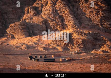 Das einzigartige Erlebnis des Besuchs der Wüste macht Wadi Rum zu einem lohnenswerten Halt bei einem Besuch in Jordanien. Dutzende von Beduin-Lagern bieten Touristen-beduin an Stockfoto