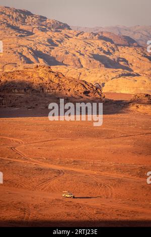 Das einzigartige Erlebnis, diese wunderschöne Wüste mit Geländefahrzeugen zu besuchen, macht Wadi Rum zu einem lohnenswerten Halt bei einem Besuch in Jordanien. Dutzende von Stockfoto