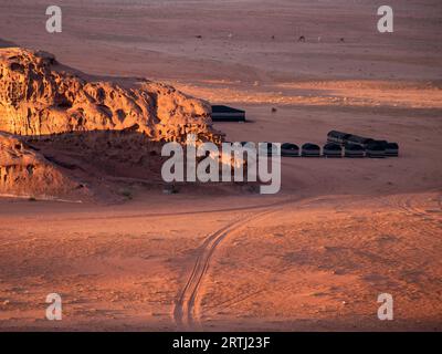 Das einzigartige Erlebnis, diese wunderschöne Wüste zu besuchen, macht Wadi Rum zu einem lohnenswerten Halt bei einem Besuch in Jordanien. Dutzende von Beduin-Lagern bieten Touristen an Stockfoto