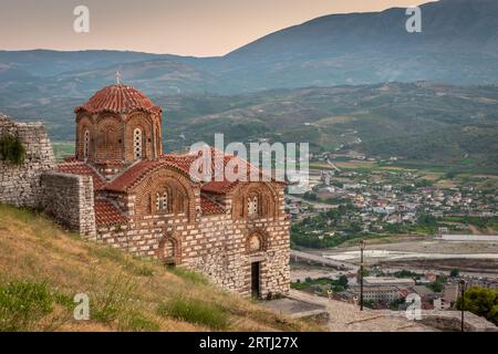 Byzantinische Kirche auf dem Hügel mit Blick auf die Berge, Berat, Albanien Stockfoto