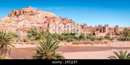 Panorama von befestigtem Dorf, Lehmziegelhäusern und Palmen, Ait Benhaddou, Marokko Stockfoto