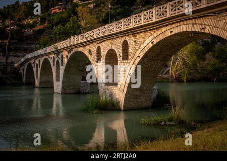 Gorica Steinbrücke und Bogen über den Fluss Osum, Berat, Albanien Stockfoto