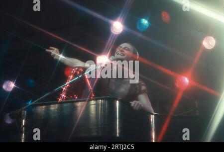 Der Sänger, Songwriter und Performer Peter Allen auf der Bühne im Central Park im Sommer 1977. Stockfoto