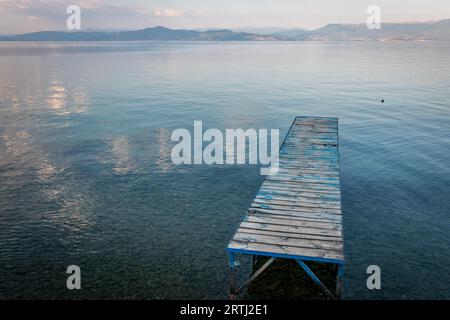 Holzsteg am klaren Wasser des Ohrid-Sees, Nordmazedonien Stockfoto
