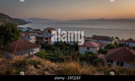 Blick über das Fischerdorf Radozhda am Ohrid-See bei Sonnenuntergang, Mazedonien Stockfoto