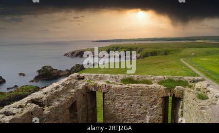 Slains Castle, auch bekannt als New Slains Castle, um es von Old Slains Castle zu unterscheiden, ist eine Ruine in Aberdeenshire, Schottland. Es liegt auf einem Stockfoto