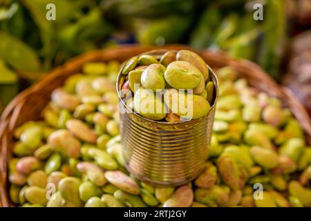 Grüne Kidneybohnen in Dose auf dem lokalen Bio-Markt Stockfoto