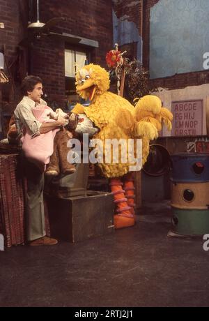 Ein 1977 gedrehtes Foto von Proben auf dem Sesamtreet, dieses mit Big Bird, gesungen von Carroll Spinney und Bob Johnson, gespielt von Bob McGrath. In ihrem Studio auf der Upper West Side von Manhattan. Stockfoto