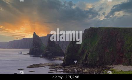 Duncansby Head ist die nordöstliche Spitze Schottlands, in der Nähe des Dorfes John o?Groats. Duncansby Head ist besonders spektakulär wegen der Stockfoto