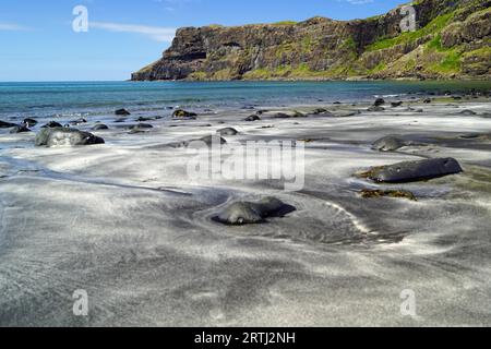 Der Talisker Beach liegt in der Nähe des Dorfes Carbost auf der Isle of Skye Stockfoto