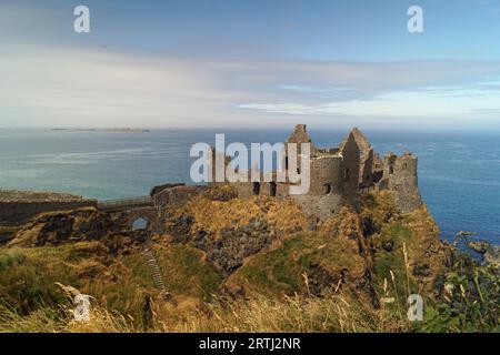 Dunluce Castle ist eine der größten Ruinen einer mittelalterlichen Burg in Irland Stockfoto