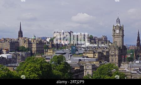 Edinburgh ist die hügelige Hauptstadt Schottlands. Die mittelalterliche Altstadt hat viel Charme. Edinburgh Castle liegt hoch über der Stadt. Von Arthur's Stockfoto