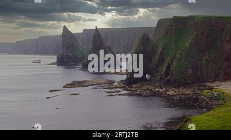 Duncansby Head ist die nordöstliche Spitze Schottlands, in der Nähe des Dorfes John o?Groats. Duncansby Head ist besonders spektakulär wegen der Stockfoto