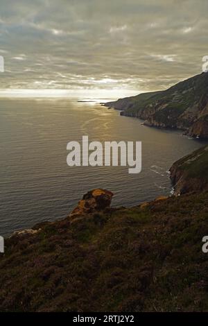 Die Klippen der Slieve League im Westen des irischen Countys Donegal am Atlantik sind mit 601 m Höhe eine der Hauptattraktionen Stockfoto