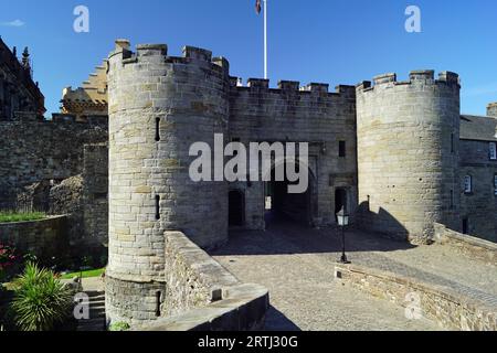 Stirling Castle liegt oberhalb der Stirling-Altstadt auf dem Schlossberg, einem hoch aufragenden Hügel vulkanischen Ursprungs Stockfoto